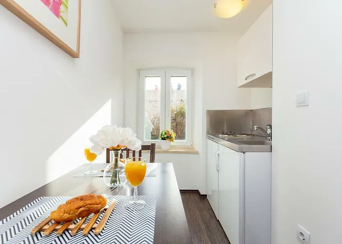 City Wall\'S Studio Apartment