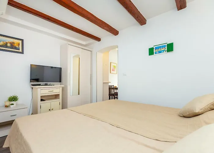 City Wall\'S Studio Apartment