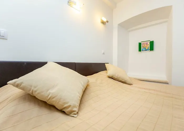 City Wall\'S Studio Apartment